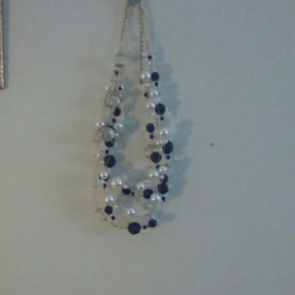 Pretty black and white nacklace